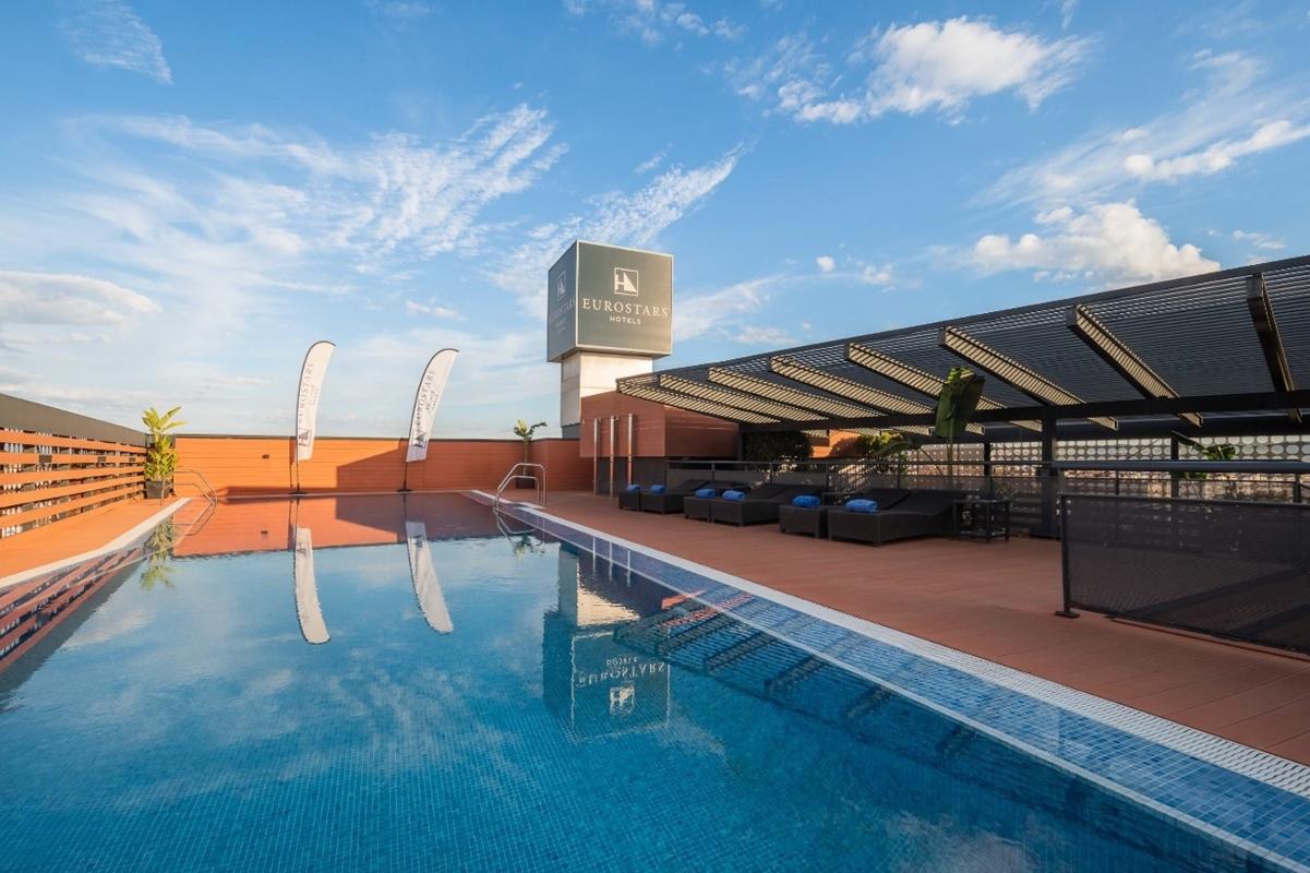 Eurostars Palace Cordoba Luaran gambar The rooftop pool at the hotel