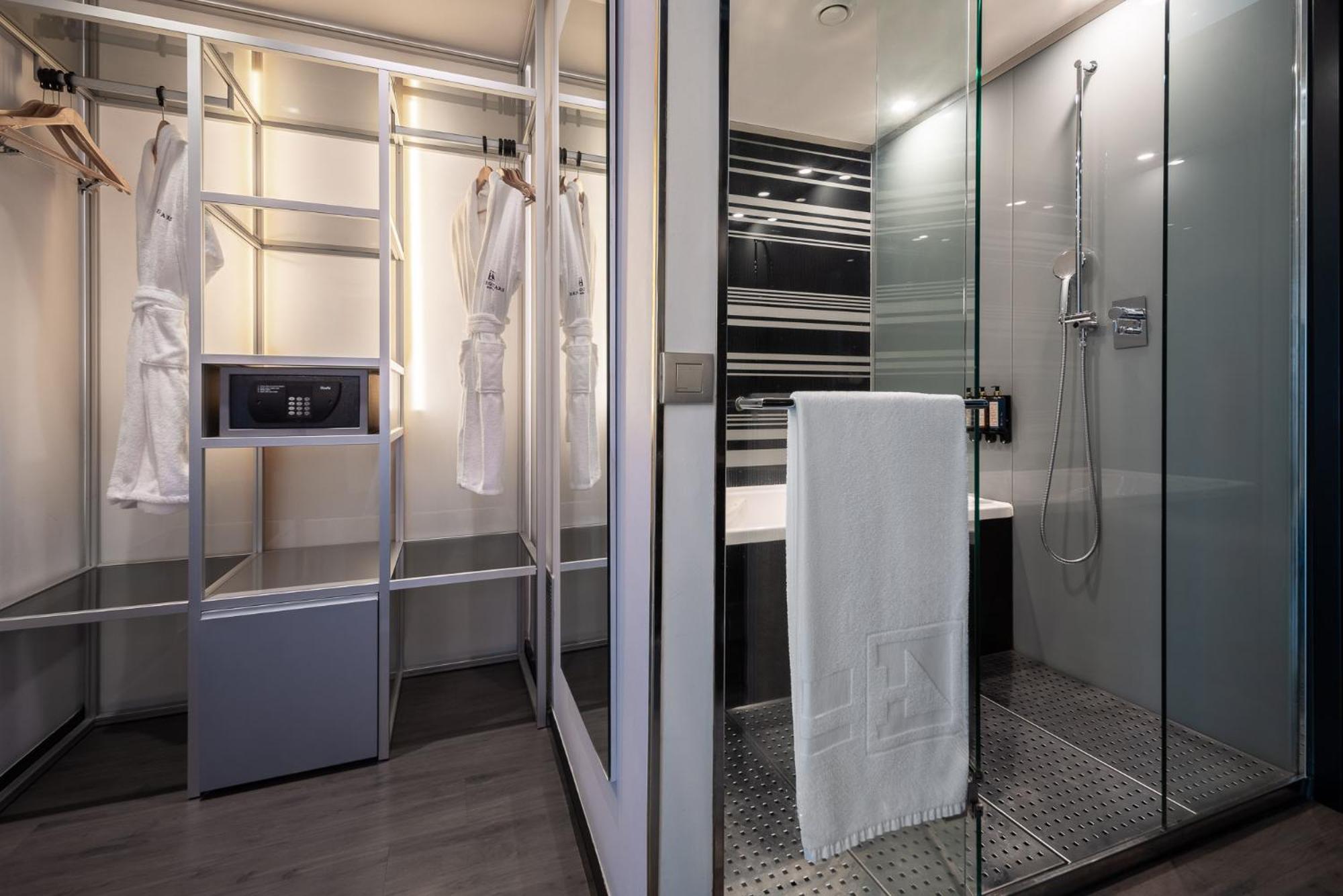 Eurostars Palace Cordoba Luaran gambar A walk-in shower